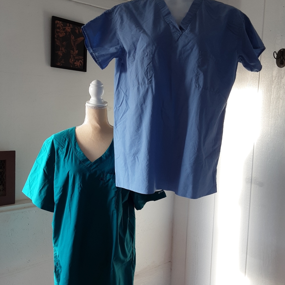 Scrubs Tops 🌞059 Lot of Two Unisex Gray Blue Preowned Good Condition